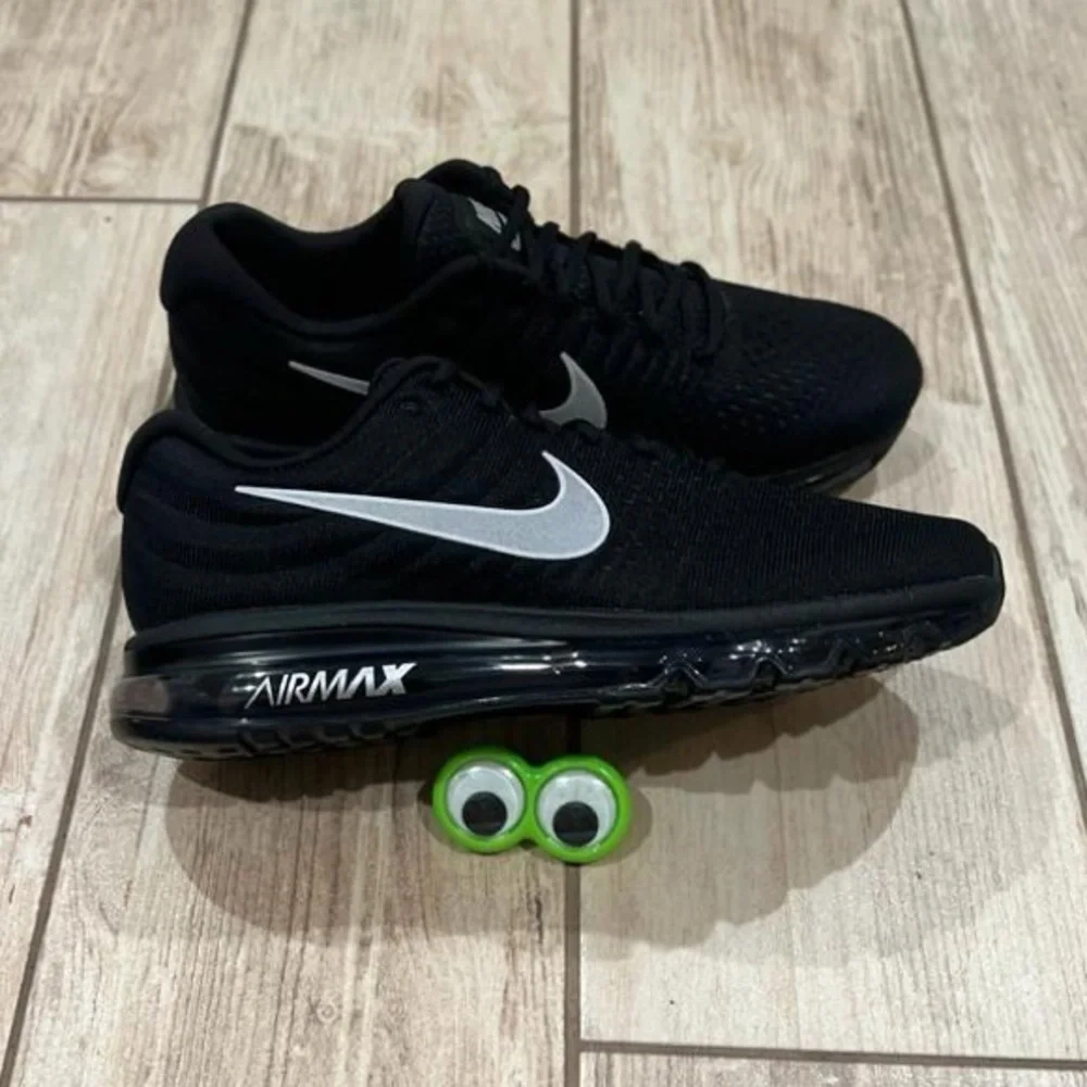 🔥NEW Nike Air Max 2017 Running Triple Black Reflective White Shoes Men’s - Picture 1 of 8